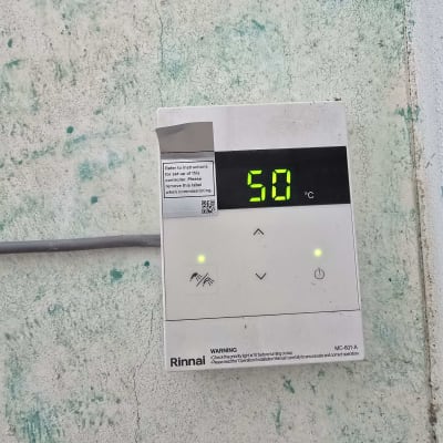 מד חום דיגיטלי על קיר עם תצוגת טמפרטורה