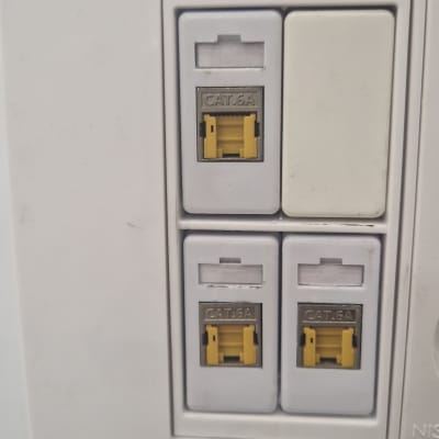 שקעי רשת CAT6A על קיר לבן