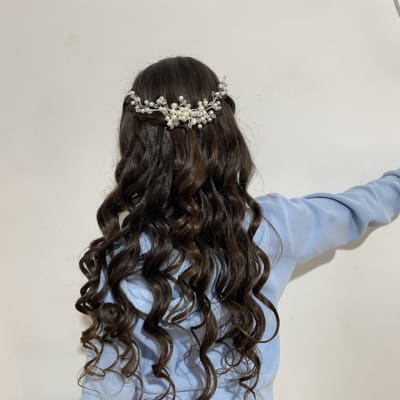 שיער מתולתל עם קישוט פנינים על הראש