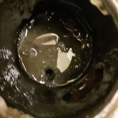 פתח ניקוז עם מים עומדים ולכלוך