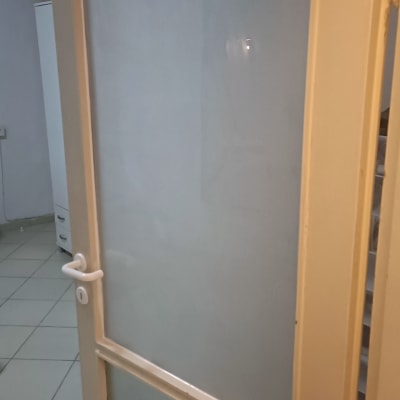 דלת זכוכית עם מסגרת עץ בחדר פנימי