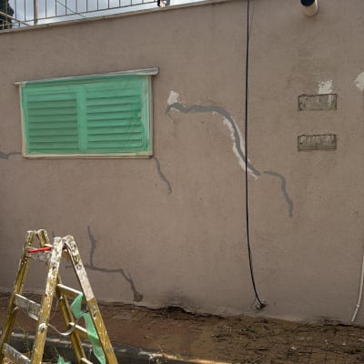 קיר עם סדקים ותיקונים, סולם ועבודות איטום