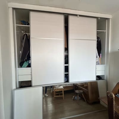 ארון בגדים עם דלתות הזזה ומראה