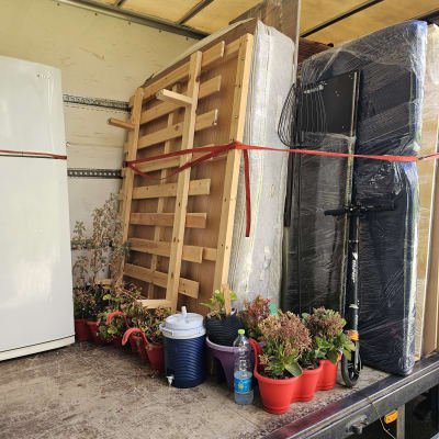 משאית עם רהיטים ופריטים ארוזים למעבר דירה