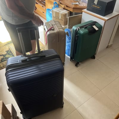 אדם עם מזוודות וארגזים בחדר