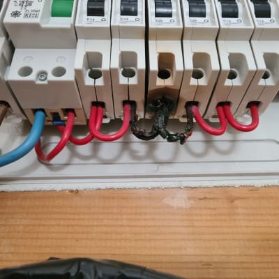 חוטי חשמל מחוברים למפסקי חשמל בלוח חשמל