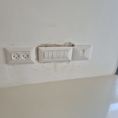 שקעי חשמל ומתגים על קיר לבן