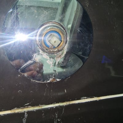 חלקי ברז מקולקל עם חלודה ונזילה