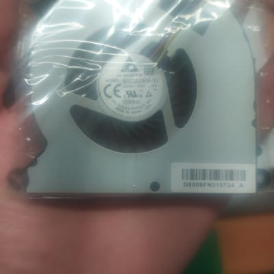 מאוורר מחשב נייד עם תווית דגם ומספר סידורי