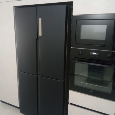 מקרר שחור עם דלתות חלקות במטבח מודרני