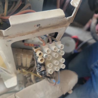 חיבורי חשמל שרופים במזגן