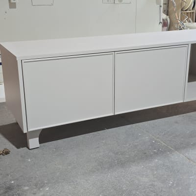 ארון לבן עם דלתות פתוחות בסדנת נגרות