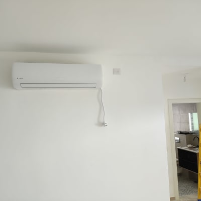 סולם צהוב ליד קיר לבן צבוע