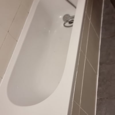 אמבטיה עם ברז ומקלחת יד