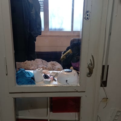 דלת זכוכית עם ידית מתכת ומנעול