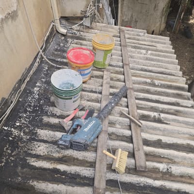 כלים וחומרים על גג לתהליך איטום