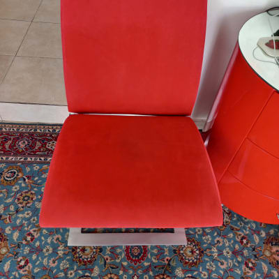 כיסא אדום על שטיח מעוצב