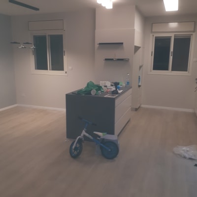 חדר עם קירות צבועים בצבע בהיר, תאורה עליונה