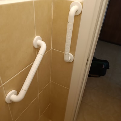 ידיות אחיזה מותקנות על קיר אריחים