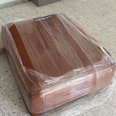 מזרן עטוף בניילון על רצפה