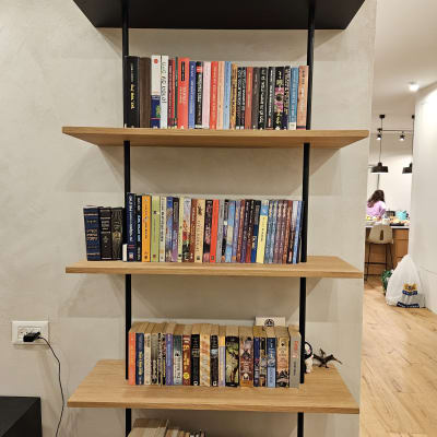 מדף ספרים עם ספרים מסודרים בשלוש שורות