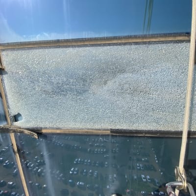 זכוכית שבורה עם חבל בטיחות מחובר