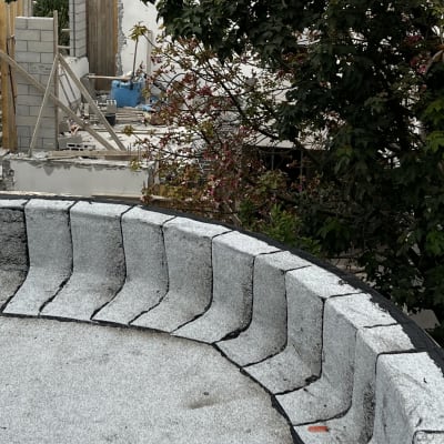 איטום גג עם יריעות ביטומניות אפורות ושכבת זפת שחורה