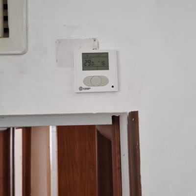 תרמוסטט מיזוג אוויר על קיר לבן