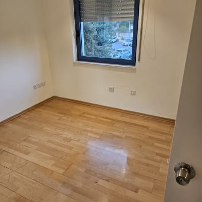 רצפה נקייה ומבריקה בחדר ריק עם חלון