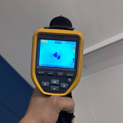 מד חום תרמי מציג תוצאות על קיר