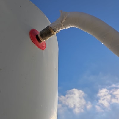 צינור מחובר לדוד שמש עם רקע שמיים