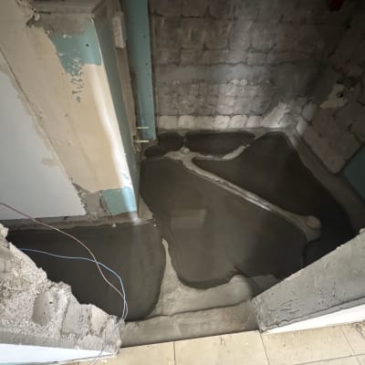 שיפוץ חדר עם קירות חשופים ורצפה רטובה