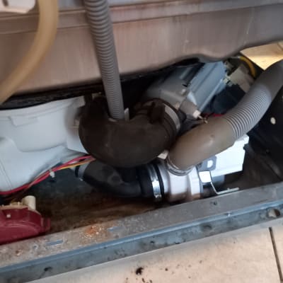 חלקים פנימיים של מדיח כלים עם צינורות וחוטים