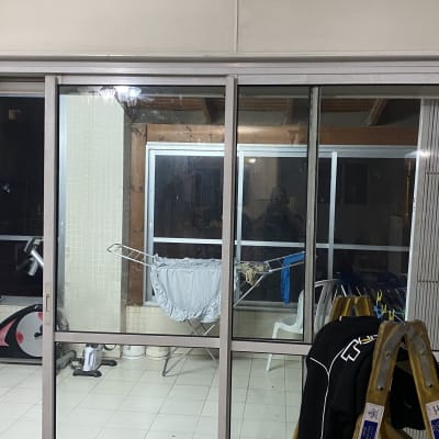 תריסים זכוכית עם מסגרת מתכת, מחולקים לשלושה חלקים