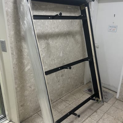 מסגרת מתכת עטופה בניילון ליד דלת כניסה