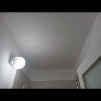 תקרה צבועה עם מנורה על הקיר