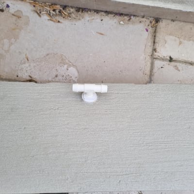 צינור השקיה קטן על רצפת בטון