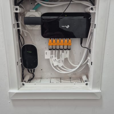 ארון תקשורת עם ציוד רשת וכבלים