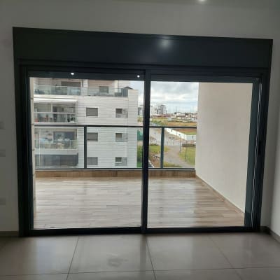 מרפסת ריקה עם רצפת אריחים ונוף עירוני