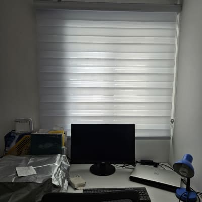 שולחן עבודה עם מחשב, מנורה ומסמכים
