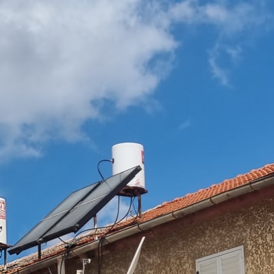 דוד שמש וקולטים על גג בית