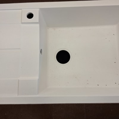 כיור שיש לבן עם חורים לניקוז