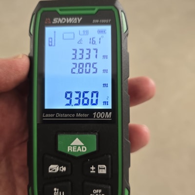 מד מרחק לייזר עם תצוגת מדידות במסך