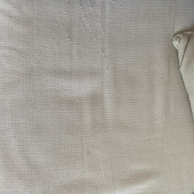 ספה עם כתמים קלים על הריפוד