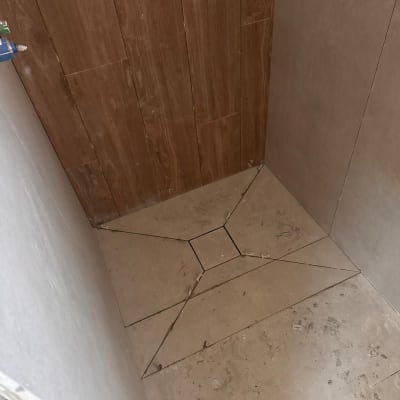 חדר עם אריחים בתהליך שיפוץ