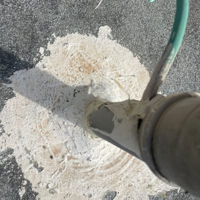 איטום סביב צינור על גג עם חומר איטום לבן