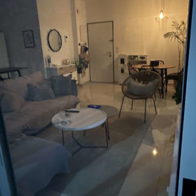 סלון עם שולחן עגול ורגלי אלומיניום