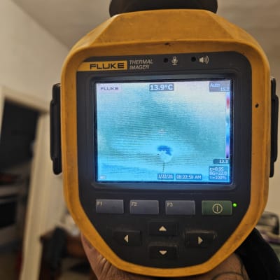 מצלמה תרמית מציגה תמונה עם טמפרטורה