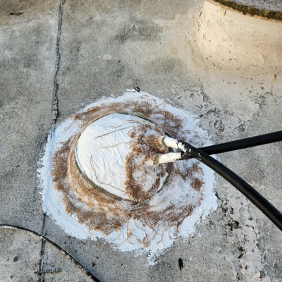 חומר איטום לבן על גג בטון עם צינורות