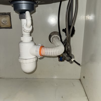 צנרת פלסטיק מתחת לכיור עם חיבורים